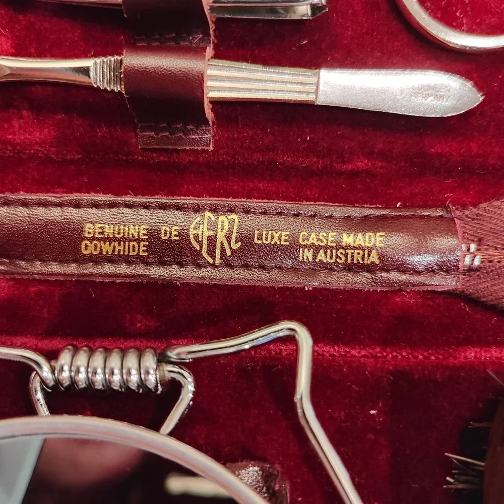 Vintage Toiletry Travel Kit, New with Tags! - Picture 8 of 14